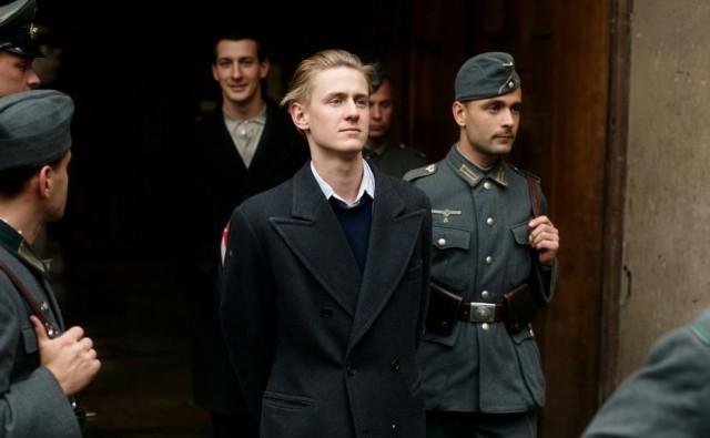 Французские коммунисты, которых ведут на расстрел. Франция, апрель 1942 года⁠