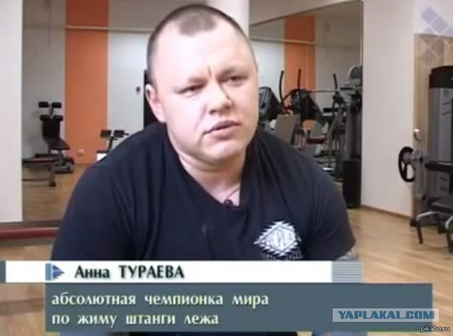 Юная бодибилдерша с лицом куклы Барби