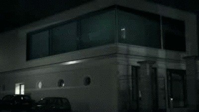 Идешь себе по улице, глянул в окно, а там...