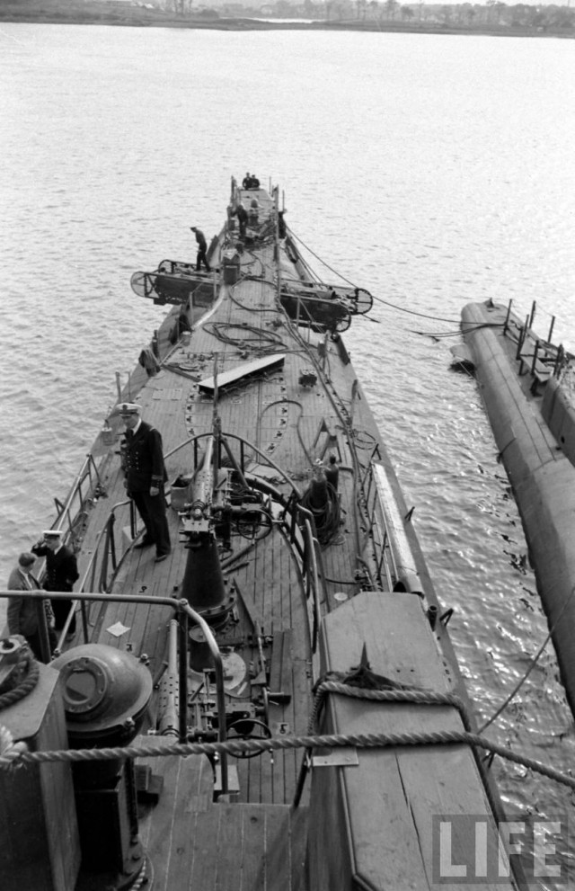 " Веселый Роджер" над субмариной