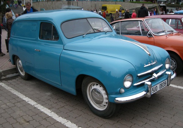 Киев и советский автотрафик 1962 года в фильме "Королева бензоколонки"