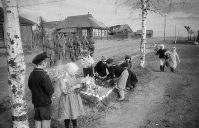 На братских могилах...