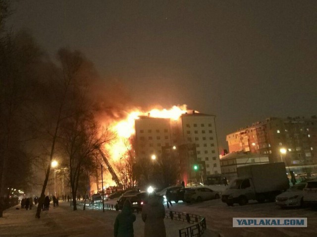 Горит многоэтажный дом в Тюмени на Олимпийской 4