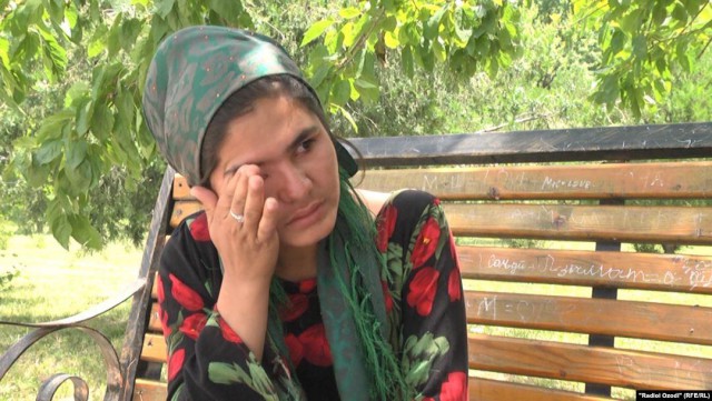 Чистая простыня, позор и справка о девственности: дикие традиции Таджикистана превратили жизнь молодой девушки в ад