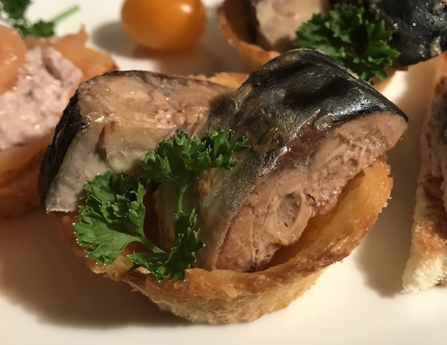 Консервы из карася с гречневой кашей