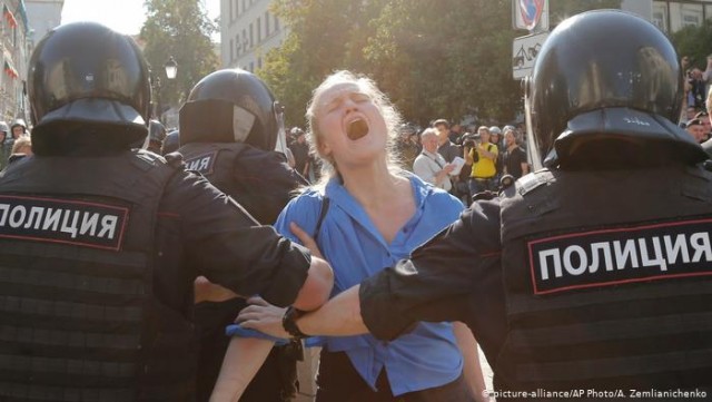 Певица Пелагея подала в суд на мужа и отбирает дом.