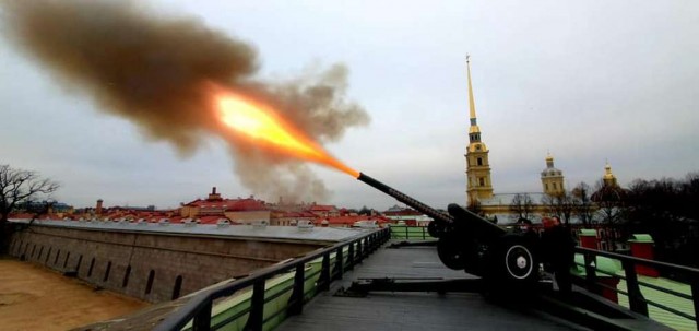 Чубайс выстрелил из пушки в Петропавловской крепости в честь вступления в новую должность