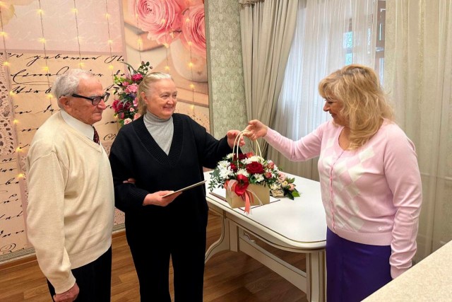 Любви все возрасты покорны: 100-летний россиянин женился на 75-летней невесте