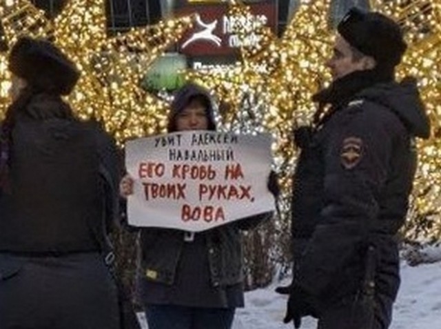 В Мурманске задержали девушку с плакатом про Навального
