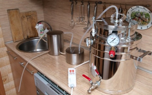 Власти Вологодской области решили усилить борьбу с самогонщиками в преддверии введения ограничения на продажу спиртного