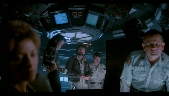 Кто-то очень любит бухать в купе)))