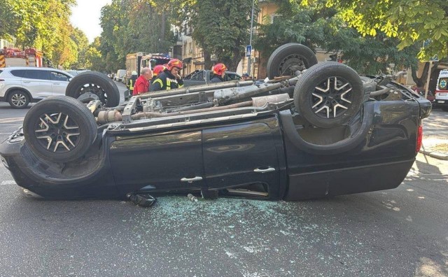 Начальник охраны Петра Порошенко пролетел на красный свет и снёс машину с женщиной внутри.