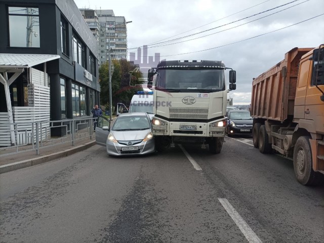 Парень угнал машину скорой помощи и спалился, когда не смог объехать аварию в Красноярске.