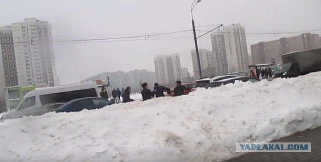 Драка возле метро Новокосино