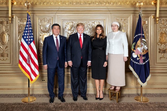 Фото президента Киргизии с женой в США.