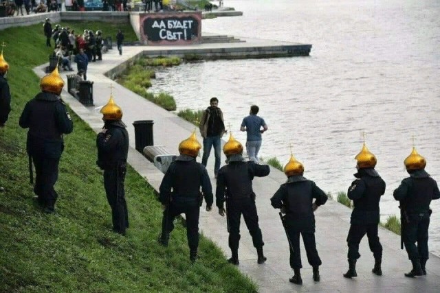 Житель Екатеринбурга попытался обойти полицейских по воде