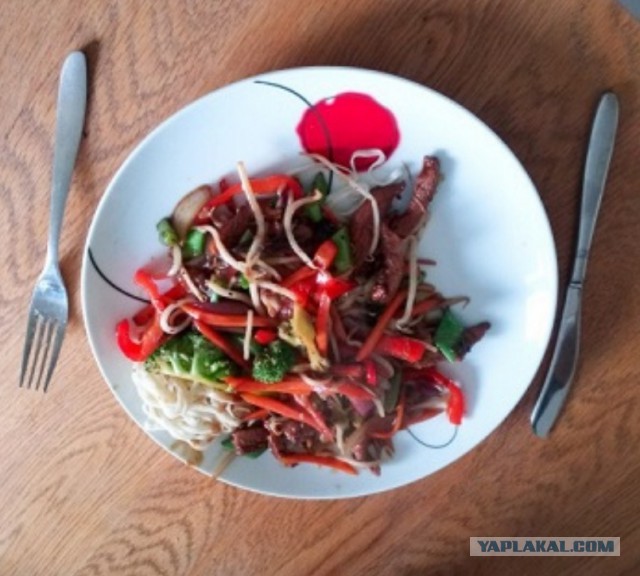 Грудка курицы с овощaми по-китайски, ну или что-то того.