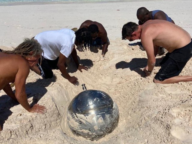 Британка нашла на Багамах странный шар с надписями на русском языке