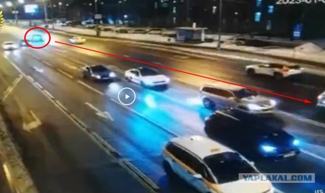 Жуткая авария произошла на Севастопольском проспекте   Столкнулись три автомобиля, каким-то чудом двое мужчин успели перейти дорогу, а женщина с коляской не дошла вторую её часть.
