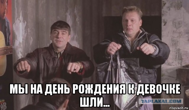 13 летняя "девочка" показала, что лежит у неё в сумке