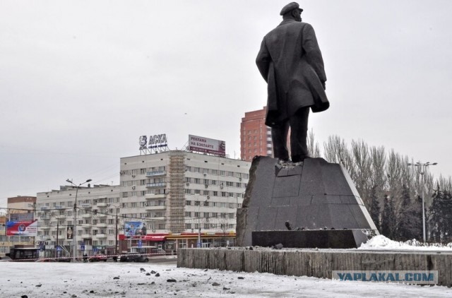 В Ревде уже шестой час пытаются разломать памятник Ленину.