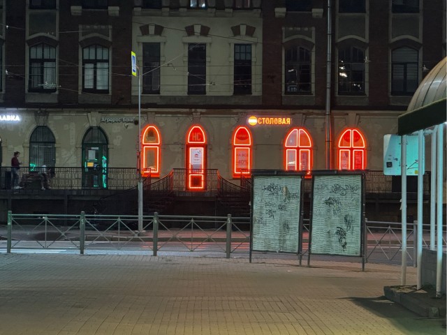 Мой бедный друг, из глубины твоей души Стучит копытом сердце Петербурга