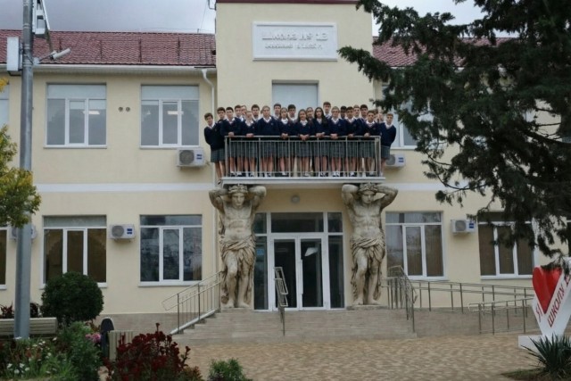 Выпускники начали прыгать на балконе во время совместной фотосессии
