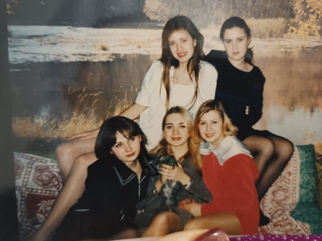 Девчата из 90-х и 00-х