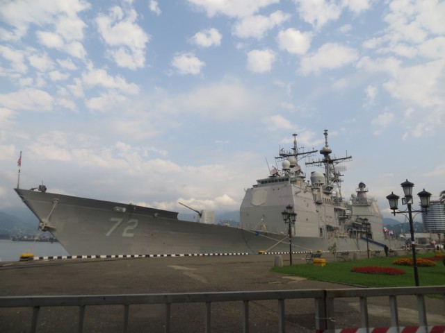 В Батуми стоит американский крейсер