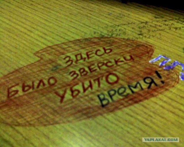 Рисунки и надписи на школьных партах