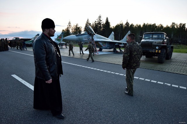 На трассу М4 садятся боевые самолеты