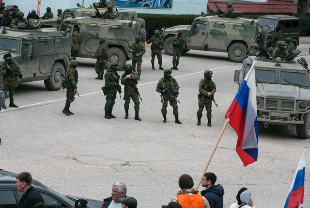 Поляки фотографируются с прибывшей в страну военной техникой армии США