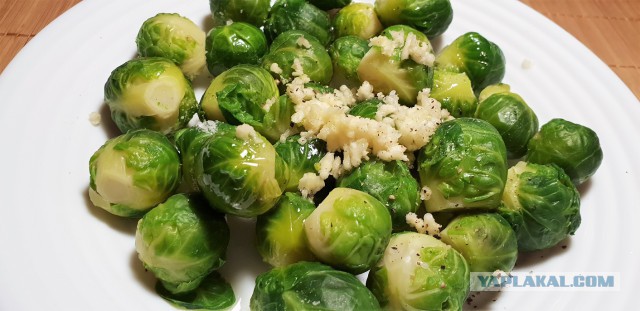 Куриные крылья с брюссельской капустой