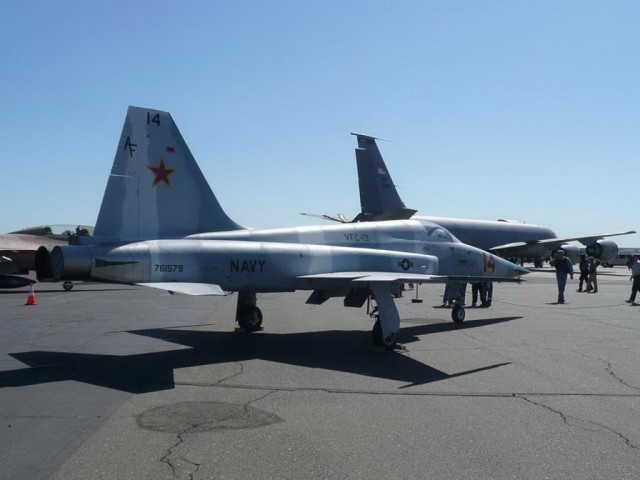 Маневр истребителя F-16 Viper ВВС США на предельно малой высоте