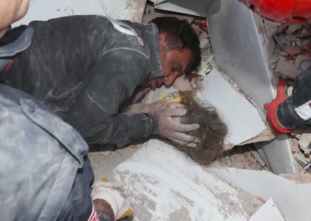 В Измире спустя 91 час после землетрясения из–под завалов спасли 4–летнюю девочку