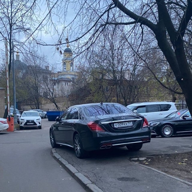 Зять бывшего начальника полиции Армении кинул тачку на тротуаре в Москве, чтобы не платить за парковку 300 рублей