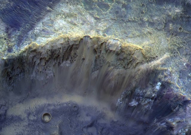 "Роскосмос" показал фотографию кратера на Марсе
