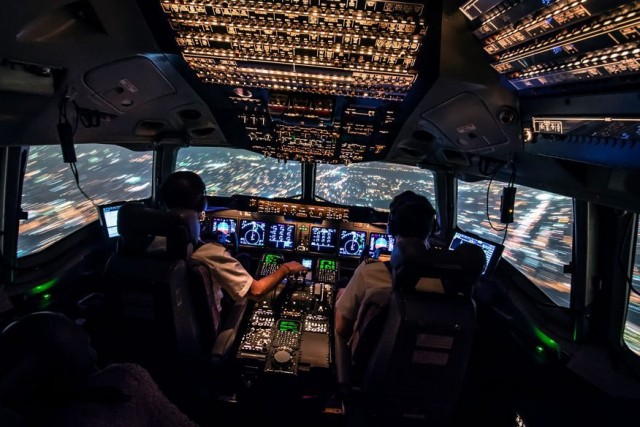 Сможет ли пассажир посадить самолет, если с пилотами что-нибудь случится?