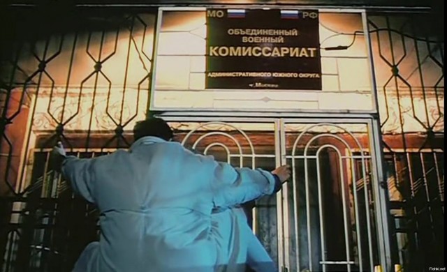 Видео, как закидывают «коктейлями Молотова» военкомат в Нижневартовске