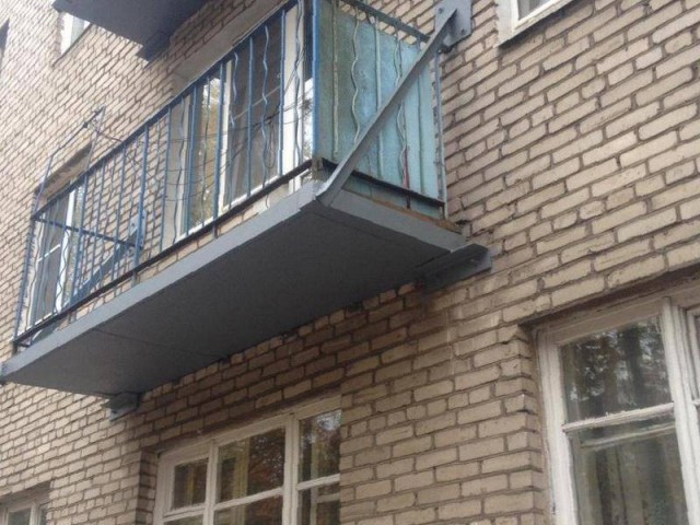 Упал балкон с двумя бабушками