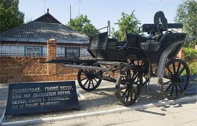 Кинулась тачанка полем на Воронеж...