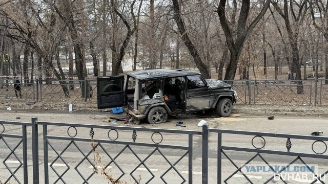 В Хабаровске "Гелендваген" попытался проскочить перекресток на красный свет, но столкнулся с "Тойотой".