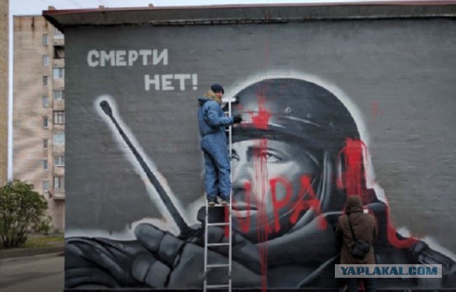 В Петербурге неизвестный облил краской граффити с Моторолой