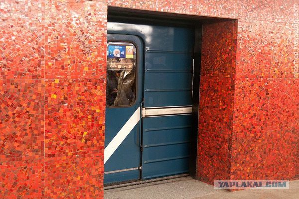 Зачем в Ленинградском метро строили станции с дверьми на платформе?