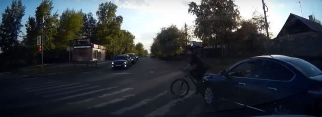 Сбил велосипедиста на пешеходном переходе