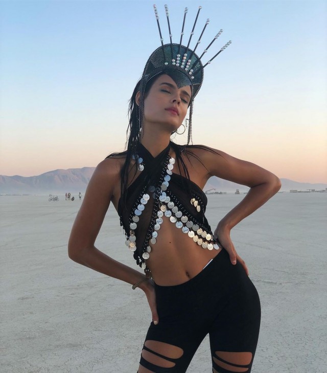 Девушки фестиваля Burning Man-2019