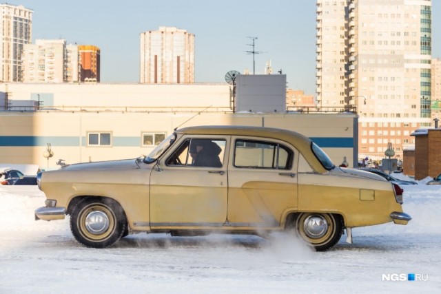 «Лет пять стояла в огороде». Сибиряк за 15 тысяч купил «Волгу» 1965 года и ездит на ней на работу