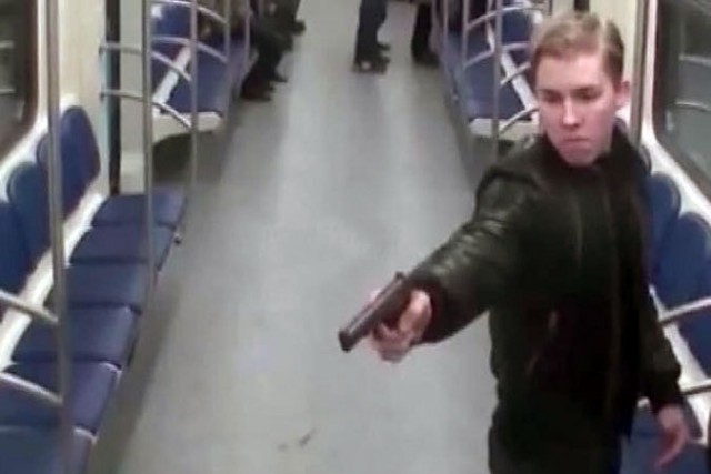 Глава СК поручил возбудить дело о покушении на убийство против напавших на мужчину в метро
