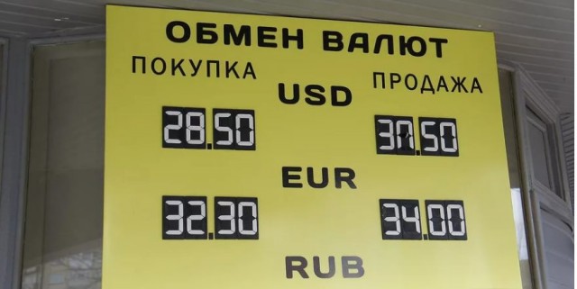 Доллар начал возвращаться к привычным показателям и уже снова ниже 78 рублей