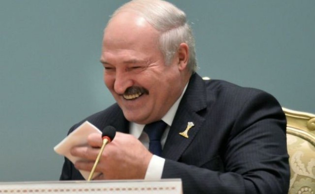 Лукашенко дал совет Зеленскому: «Уже пора побриться, одеться нормально